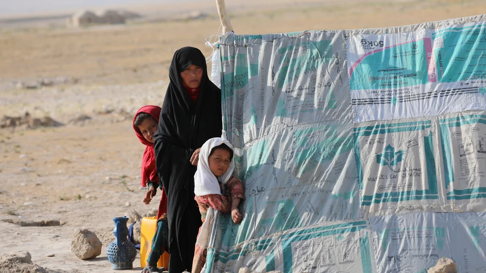 Afghanistan, juli 2021. En familj på flykt undan striderna vid Mazar-e-Sharif i norra Afghanistan. Den 16 augusti tar talibanerna över makten i landet.