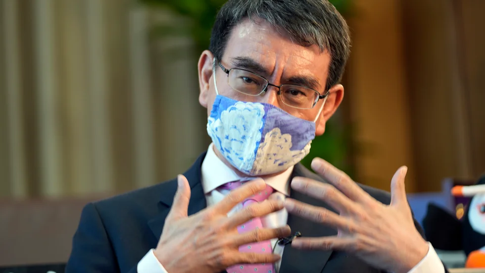 Taro Kono, ministern som ansvarar för det japanska vaccinationsprogrammet, pekas ut som premiärminister Yoshihide Sugas favorit att efterträda honom. Arkivbild.