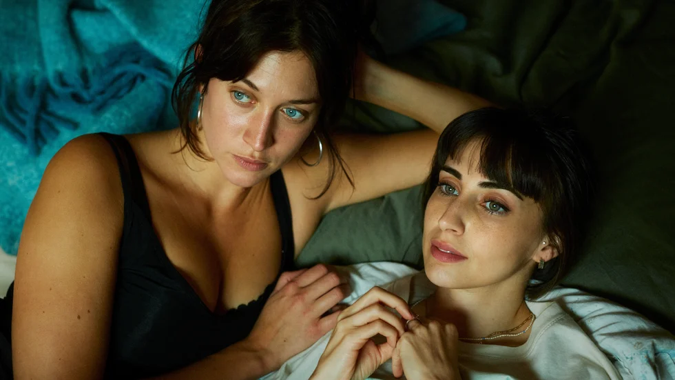 Julia Ragnarsson spelar Vanessa och Dilan Gwyn) Alicia i nya svenska tv-serien "Två systrar".