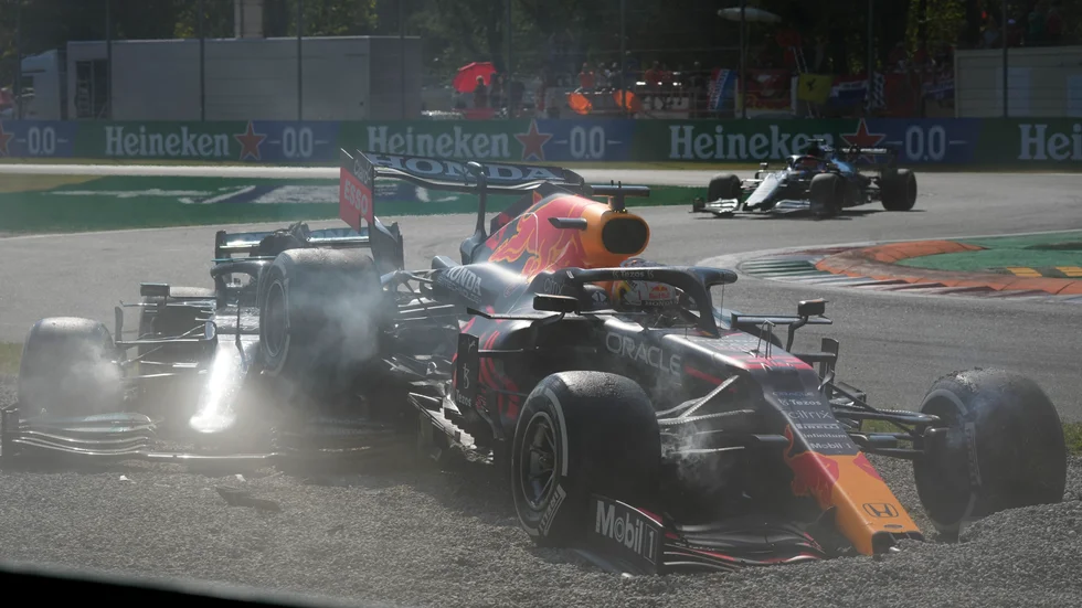 Max Verstappens Red Bull landade på Lewis Hamiltons Mercedes efter kraschen.