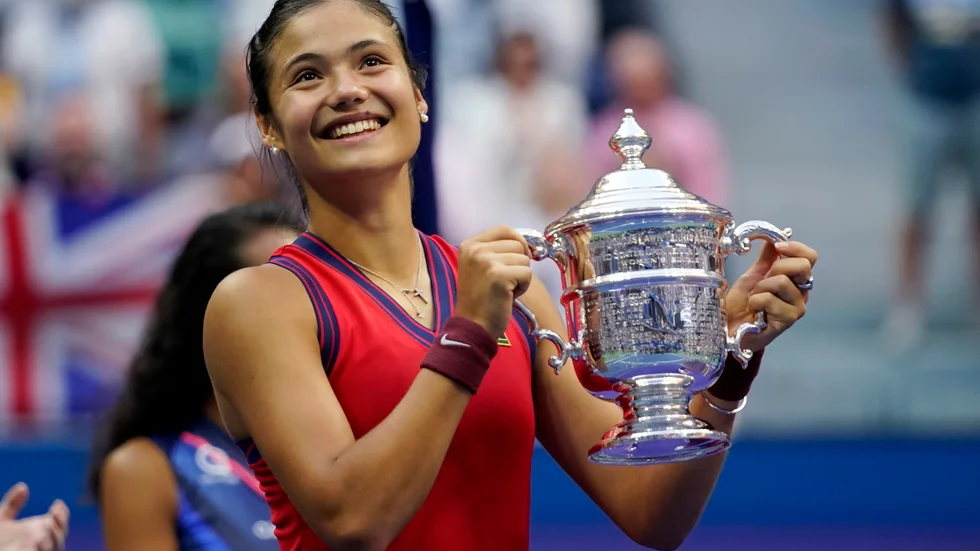 18-åriga Emma Raducanu från Storbritannien lyfter US Open-bucklan i New York.