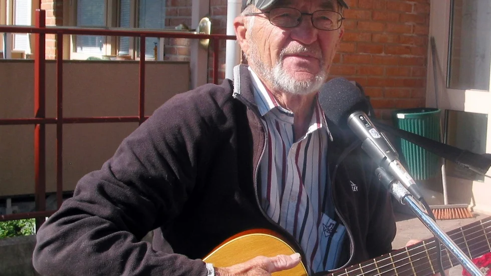 Under många år har Ossian Lundberg varit en populär underhållare på främst Arvidsjaurs äldreboenden. Här tar han ton med sin gitarr vid ett utomhusframträdande på Ringelsta servicehus nyligen