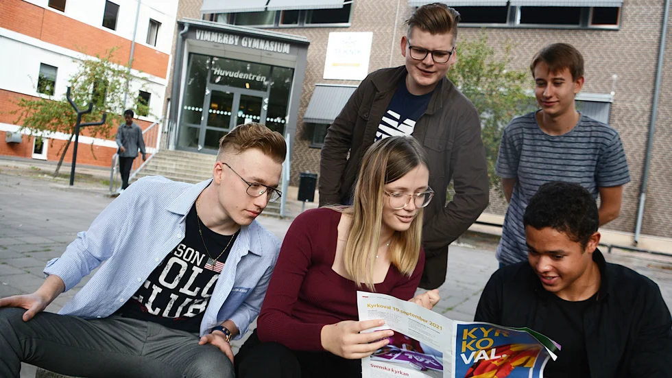 En del är mer insatta och engagerade än andra. Tre av de fem ungdomarna vi träffade på gymnasiet ska rösta i kyrkovalet. sittande fr.v. Milosz Wojciechowski, Stina Linder och Liam Smith. Bakom dem Erik Gladh och Philip Lindqvist.