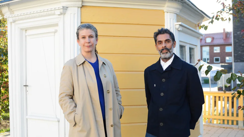 Christina Zetterlund och Onkar Kular har utsetts till konstnärliga ledare för Luleåbiennalen 2022. De närmaste veckorna reser de runt i Norrbotten för att lyssna och lära.