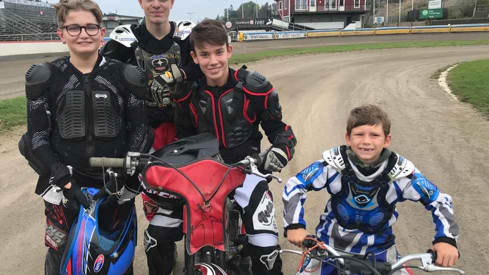 Framtiden. Vid fem tillfällen i år har Piraterna haft prova på-träning på RMV skog arena. Här några av de som körde i lördags och då testade innerbanan: Wille Gunnarsson, David Ivarsson, Lukas Jakobsson och Love Kirch.
