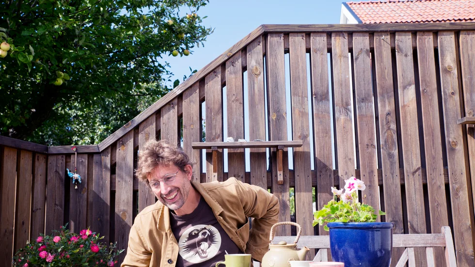 Jens Friis-Hansen är glad över att få tag i Khalid på telefon från det talibanstyrda Afghanistan. Han beskriver sin vän som reflekterande, behärskad, ambitiös och vetgirig men att han nu bara är rädd.
