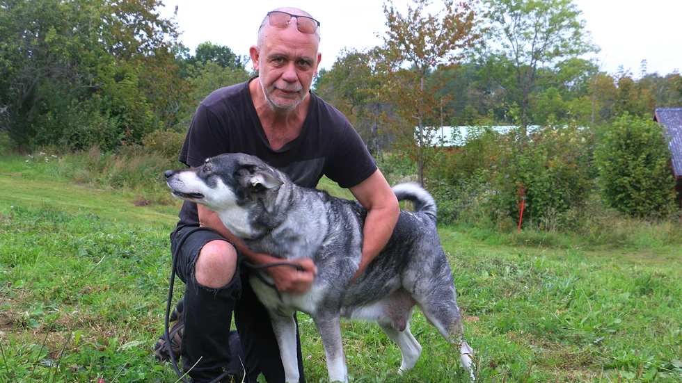 Lars Evertsson med jämthunden Stella.