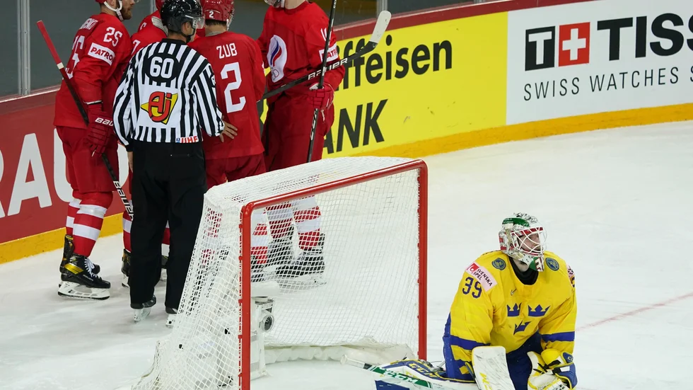Ryskt jubel och svenskt depp, målvakten Adam Reideborn, i VM-fiaskot i Riga. Arkivbild.