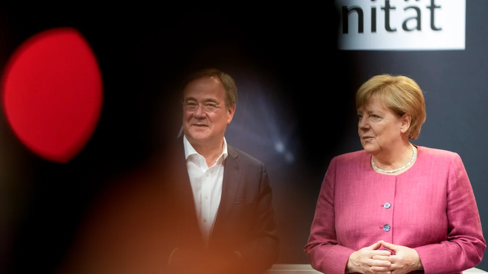 Tysklands förbundskansler Angela Merkel tillsammans med sin partikollega och efterträdare på ordförandeposten Armin Laschet.