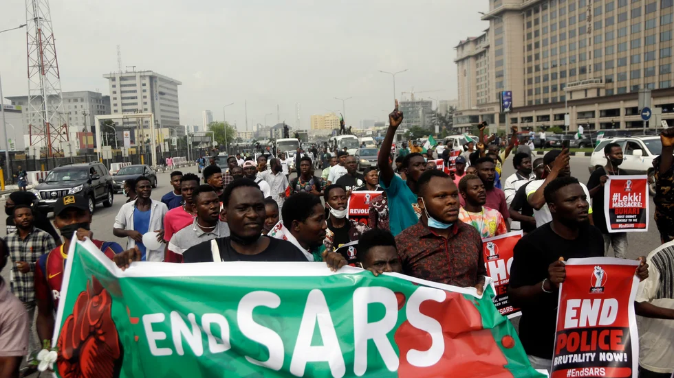 På årsdagen för den uppmärksammade demonstrationen förra året marscherade folk i Lagos igen. "Sars" är en ifrågasatt enhet inom polisen. Arkivbild från den 20 oktober i år.
