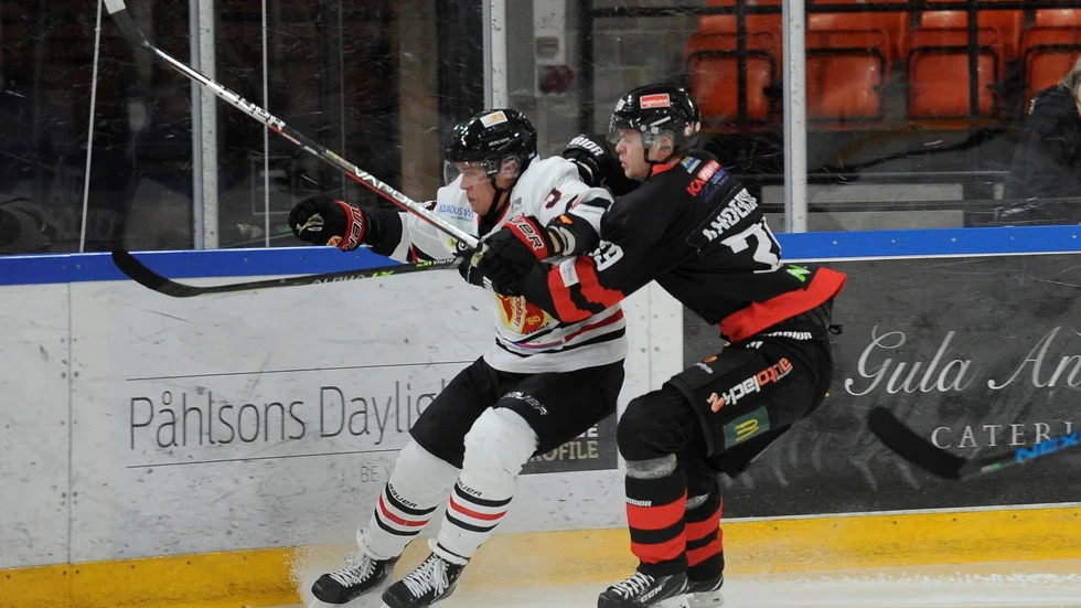 Daniel Andersson trycker upp en Lindespelare i sargen.