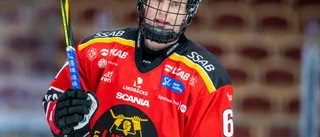 Luleåforwarden är tillbaka på is efter diskbråcksoperationen – nu berättar hon om den tuffa tiden: "Hela livet sattes på paus"