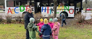 Förskolebussarna flyttas – trots föräldrarnas kamp • Aguirre (S): "Det här är oärligt mot barnen"