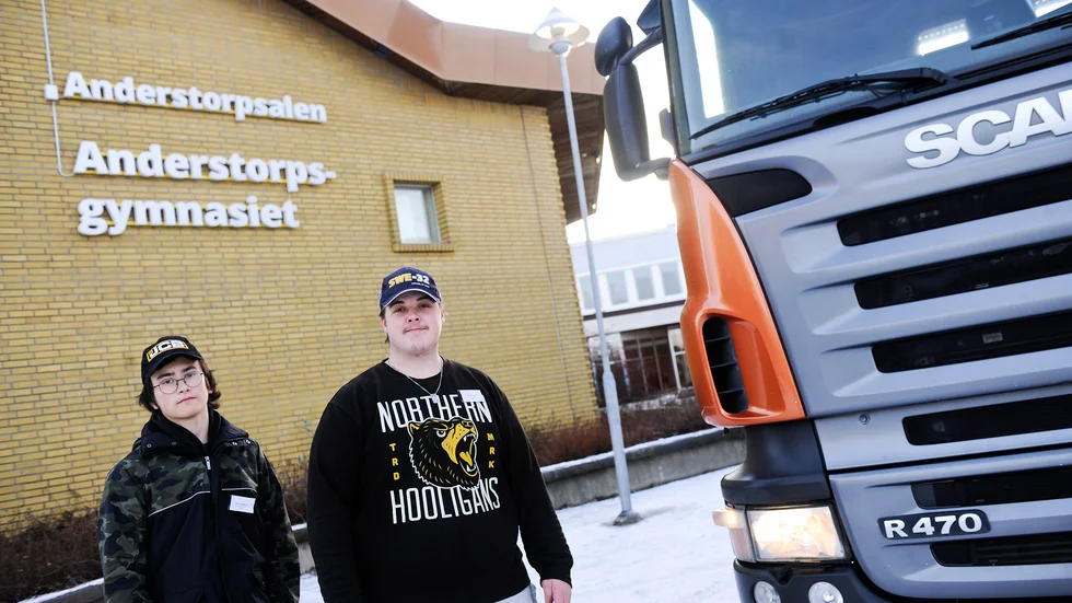 Alex Karlsson och Sune Paulsson går fordons- och transportprogrammet på Anderstorpsgymnasiet. Eleverna visade upp några av de fordon som de får lära sig att köra under utbildningen.