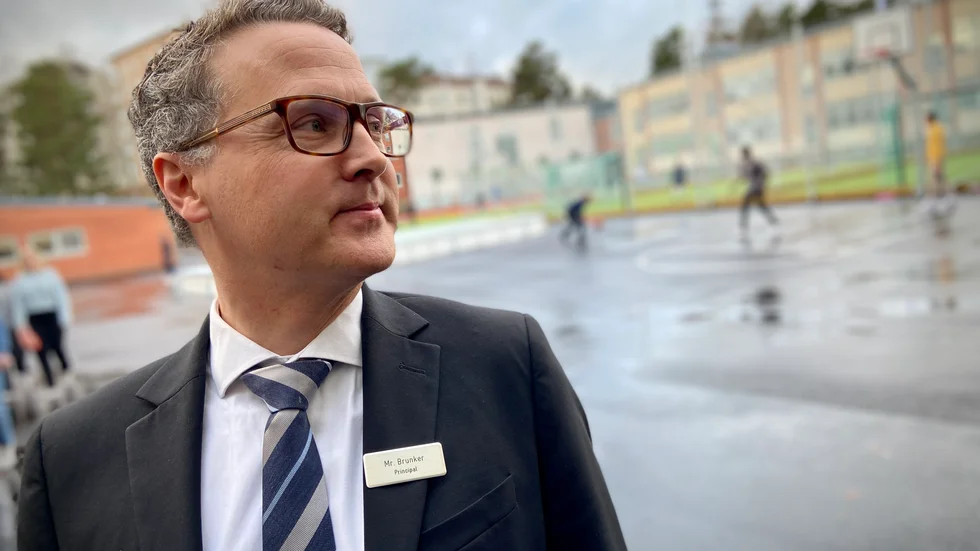 Damian Brunker är rektor för Internationella engelska skolan i Eskilstuna. På grund av personalbrist måste skolans lokaler i Fröslunda hålla tillfälligt stängt under ett par dagar.