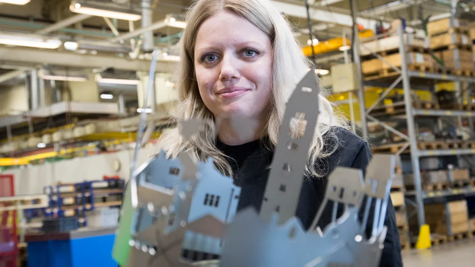 Estelle Gunnarsson på Blomberg och Stensson tillverkar Katrineholmssilhuetten i plåt, som blivit extra känd sedan den dök upp som rondellutsmyckning.