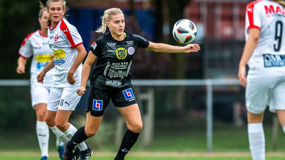Isabella Mattsson lämnar Uppsala Fotboll efter en säsong. 