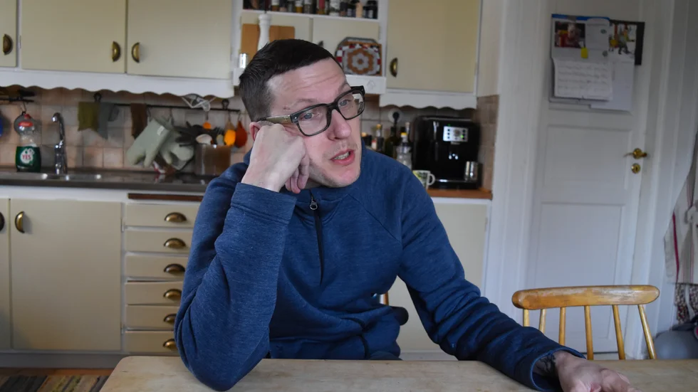 ST-läkare Jon Brännström jobbar i Lövånger och funderar nu på att skola om sig till allmänspecialist istället då han inte kan arbeta med geriatrisk vård på lasarettet.