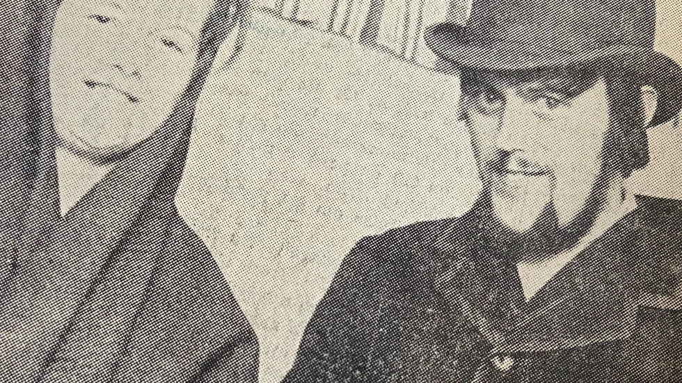 Kuriren för 50 år sedan: Hästskojaren Harald Haldo Ottosson har just blivit antagen som statist till Emil i Lönneberga och väntar på vidare instruktioner tillsammans med Inga Persson.
