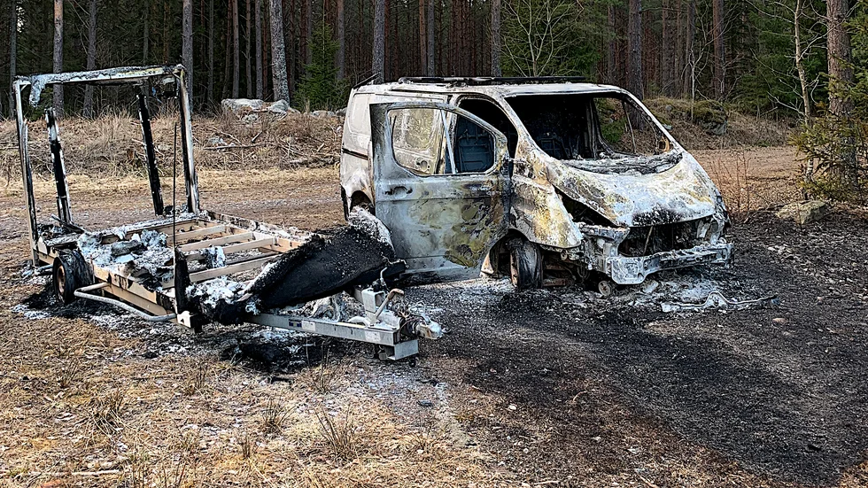 Polisen söker fortfarande vittnen till miljonstölden från Gullviks i påskhelgen då även en bil och släpvagn stasl från Elvbygg och senare brändes upp i Rickeby.