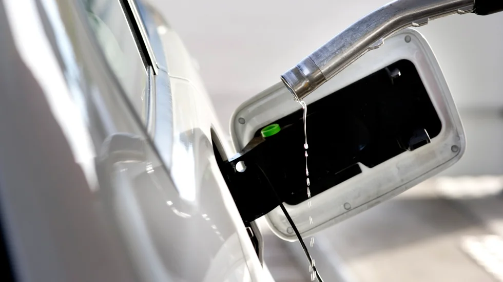 Inför en successivt stigande avgift på koldioxidalstrande drivmedel. Pengarna som kommer in, delas sedan ut till medborgarna, främst på landsbygden, tycker debattören.