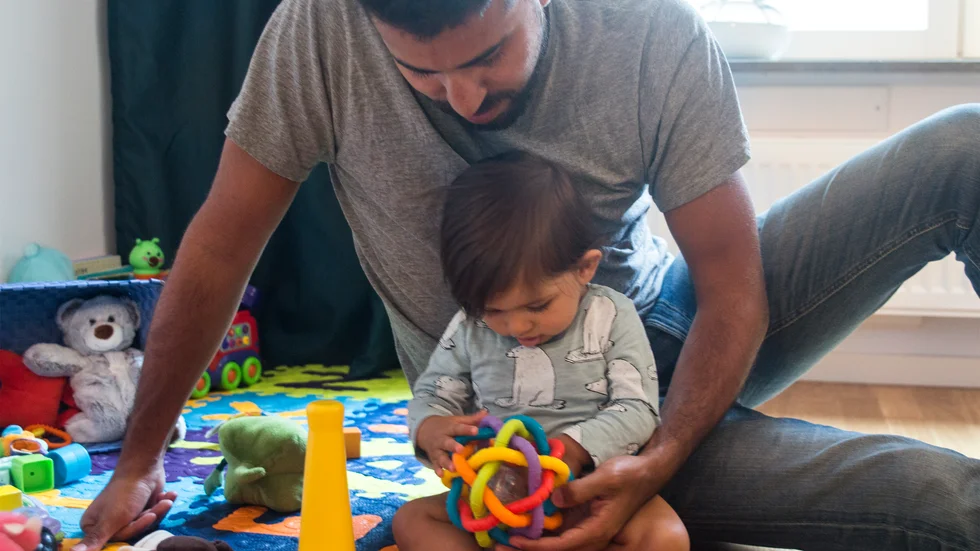 Papporna tar ut mer föräldraledighet, men inte tillräckligt mycket.