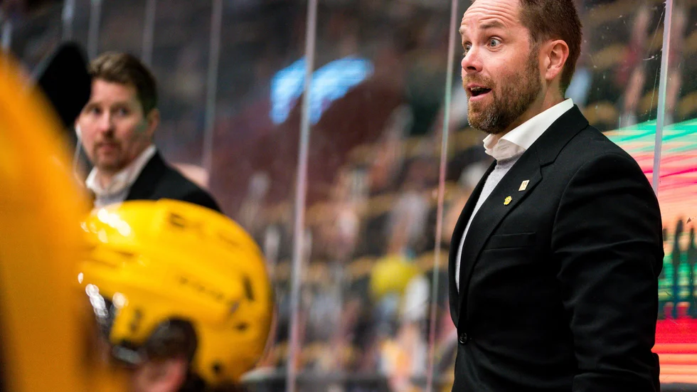 Stefan Hedlund kunde glädjas åt att hans AIK vann den sjunde och avgörande matchen mot Luleå. Nu väntar Rögle i Ängelholm.