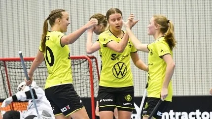 Elin Hultman, i mitten, stannar i Skellefteå nästa säsong.