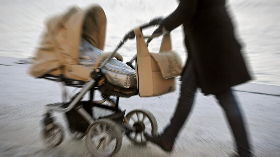 En kvinna döms för att ha snattat och gömt varorna i barnvagnen. Bilden föreställer en annan kvinna.