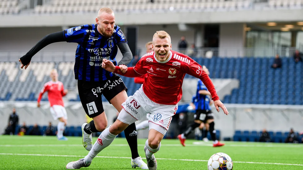  Adam Ståhl i duell med Kalmars Sebastian Ring. Arkivbild