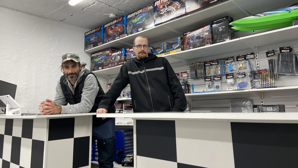 Miguel Annefalk och Kenneth Alkestig på den nya butiken i Laxne.