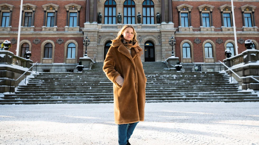 Med tanke på att Emma Frans själv är naturvetare är det märkligt att hon inte i stället fokuserar på pristagarnas vetenskapliga forskningsframsteg.