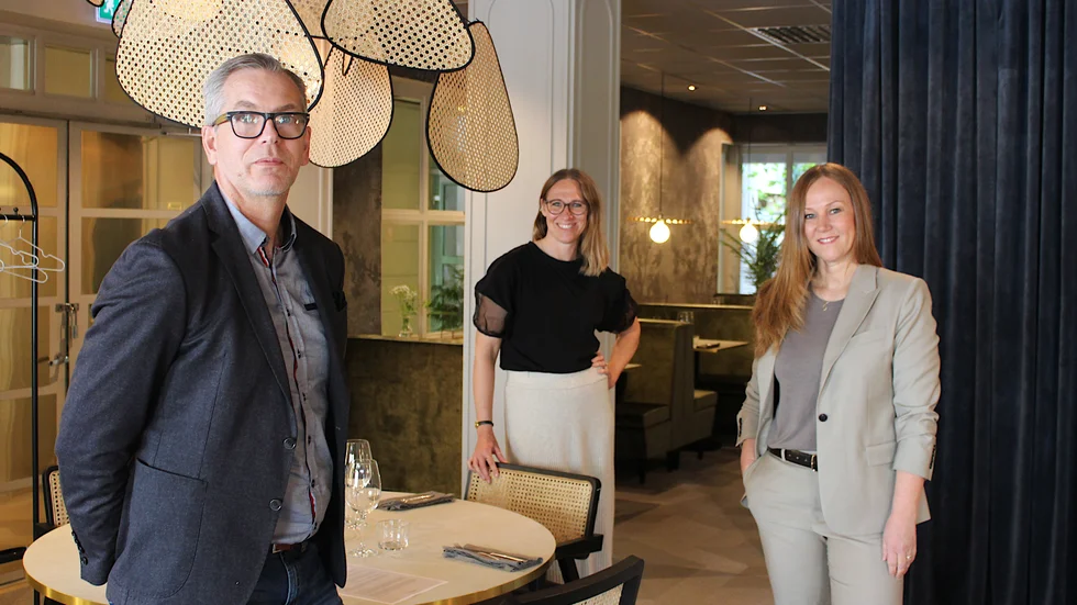 Mikael Andh, Jeanette Hammarstedt, Stina Porsgaard är nöjda med renoveringen av restaurangen. Jeanette är inredningsarkitekt och är en av dem som utformat den nya restaurangen.