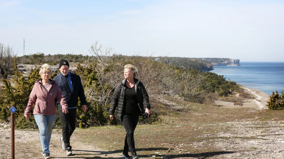 Visbybon Agneta Johansson (t v) besöker Södra hällarna flera gånger i veckan. Den här dagen visar hon området för sin bror och svägerska, Björn och Ann-Kristin Johansson.