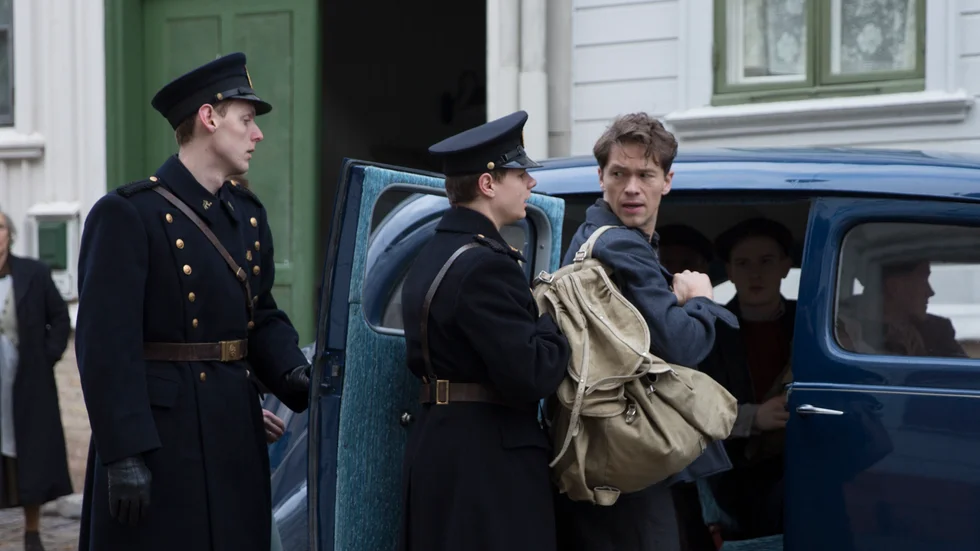 Jakob Oftebro ("Kon-Tiki", "Hamilton") övertygar i rollen som Charles Braude när Norge gör upp med sitt förflutna i filmen "Den största förbrytelsen".