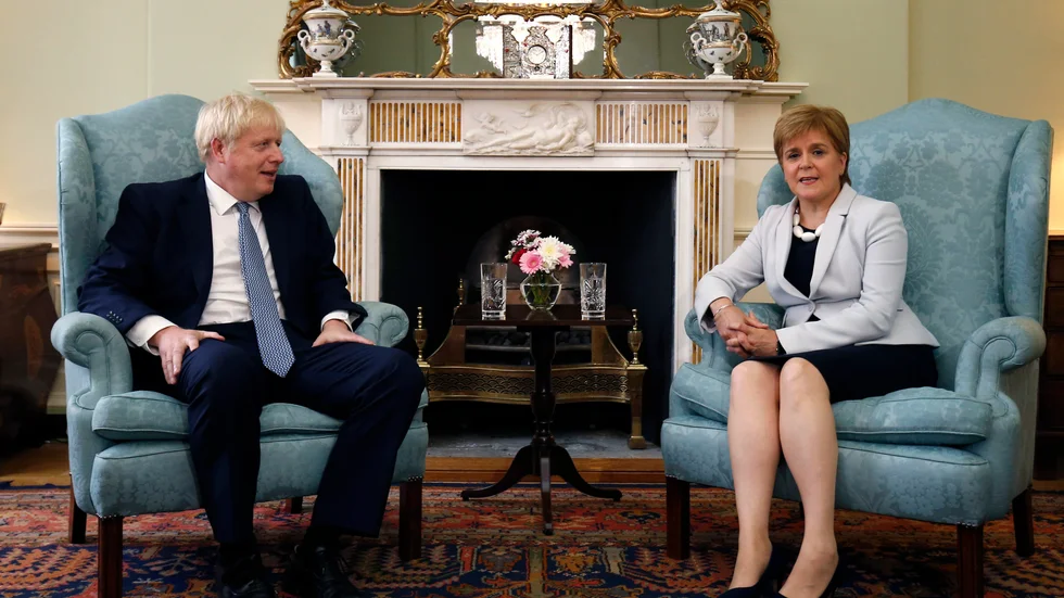 Ställningskriget mellan Skottland och regeringen i London liknar brexitfrågan, men med nya roller. Arkivbild: Boris Johnson besöker Nicola Sturgeon i Edinburgh, 2019.