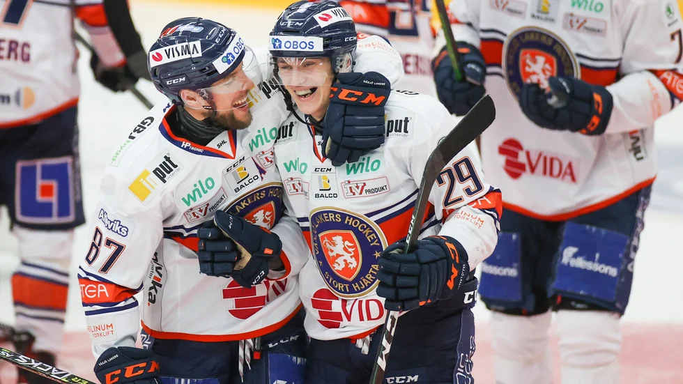 Växjös Robert Rosén och Pontus Holmberg jublar efter det avgörande 3–2-målet.