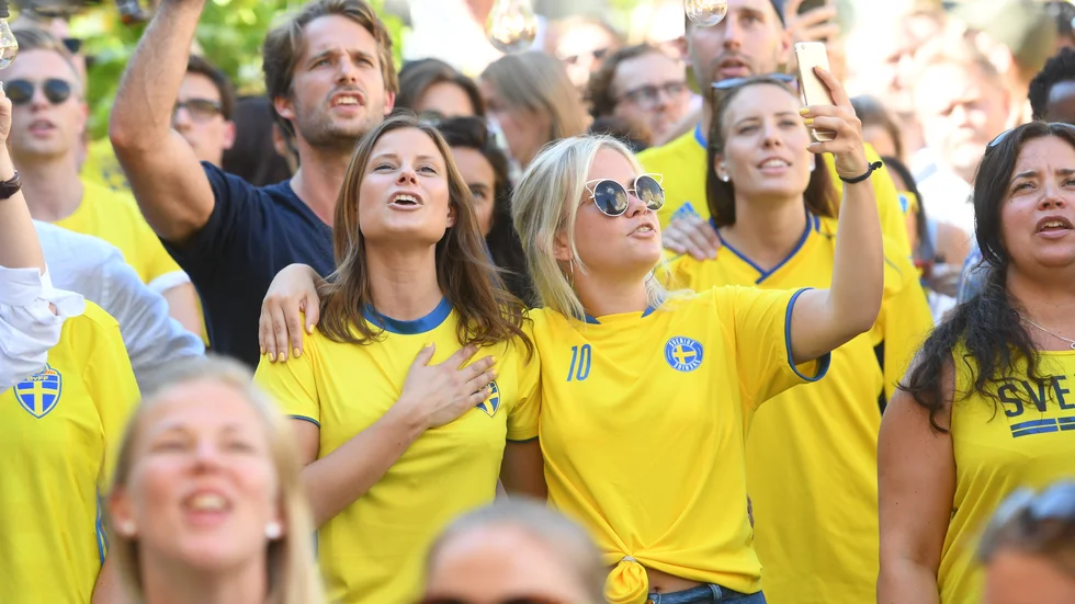 Svenska fotbollsfans ser Mexiko- Sverige i fotbolls-VM på storbildsskärm på i Stockholm 2018. 