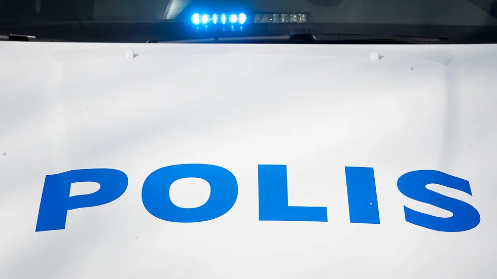 Tumult uppstod utan för polisstation.