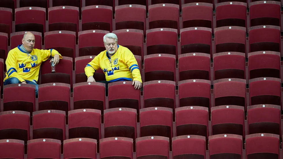 Två Tre Kronor-supportar under en ishockeylandskamp i Malmö Arena den 28 april.
