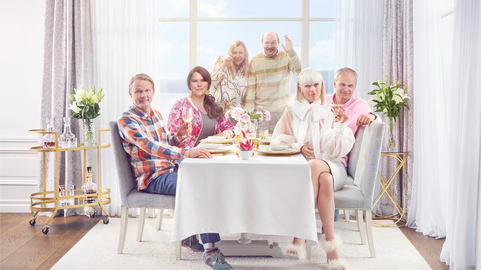 Gänget från "Solsidan" kommer tillbaka. Pressbild.