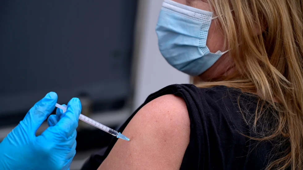 Vaccinationerna fortsätter. Samtidigt behöver fler covid-smittade vårdas inlagda på sjukhus.