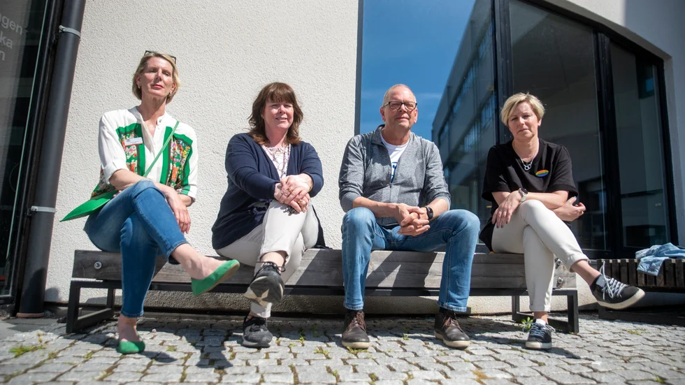 Fyra av totalt tio skolkuratorer i Finspångs kommun som protesterar mot Migrationsverkets hantering av asylsökande barn och ungdomar som nu tvingas lämna Finspång och flytta till andra orter.