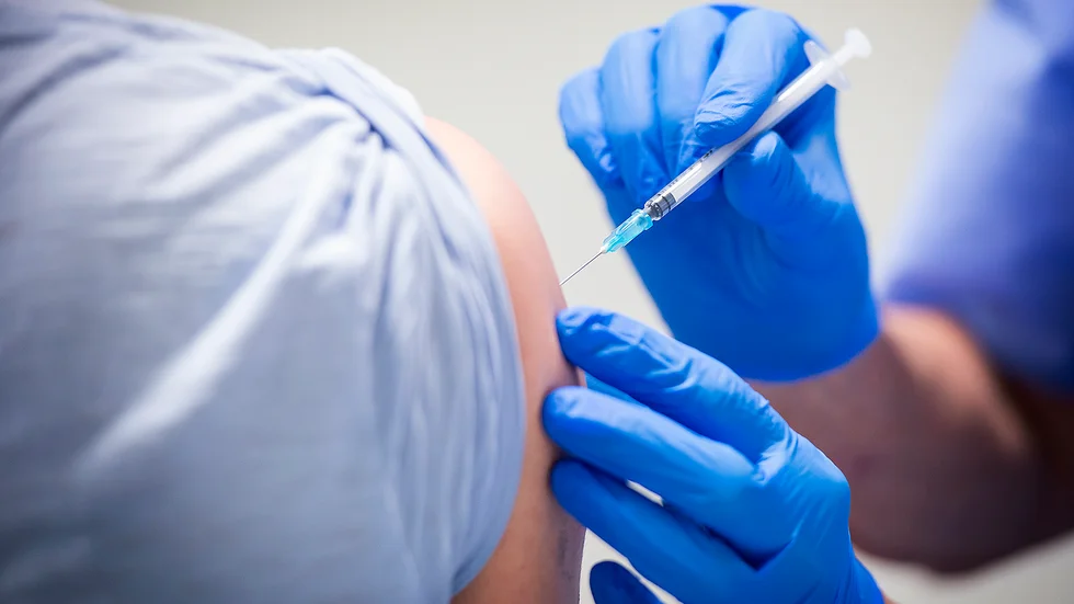 Skribenten uppmanar alla att läsa på om vaccinets biverkningar.