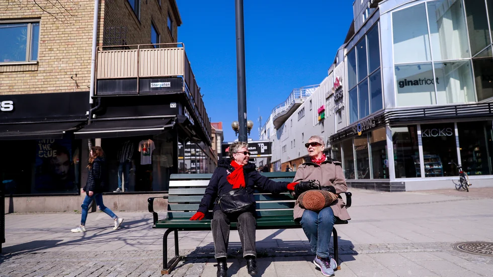 Sinikka Jonsson och Gudrun Lindström kände inte varandra när de slog sig ner på en bänk på Storgatan men kom bra överens direkt. Viljan att komma ut och träffa andra människor är stor efter en lång och isolerad vinter för många.
