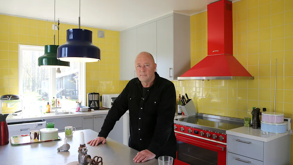 Peter Stjernström i det färgglada köket i När missionshus. Hit åker han ofta för att skriva. "Jag försöker smita iväg hit till När, det är lite lättare att isolera sig här".