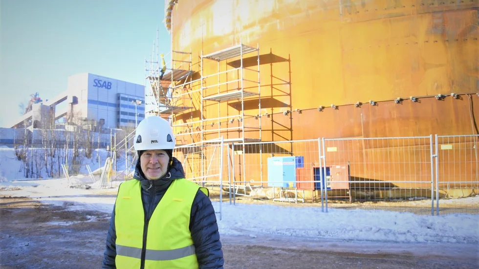 Ackumulatortanken kommer att bli 44 meter hög när den är färdig. "Det är en väldigt stor investering, i storleksordningen 100 miljoner kronor" säger Magnus Johansson, fjärrvärmechef Luleå Energi.
