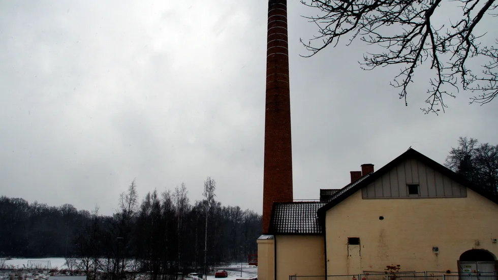 Den kolossala skorstenen i Sundby park är i dåligt skick och måste nu kapas rejält inför tilltänkta lägenhetsprojektet.