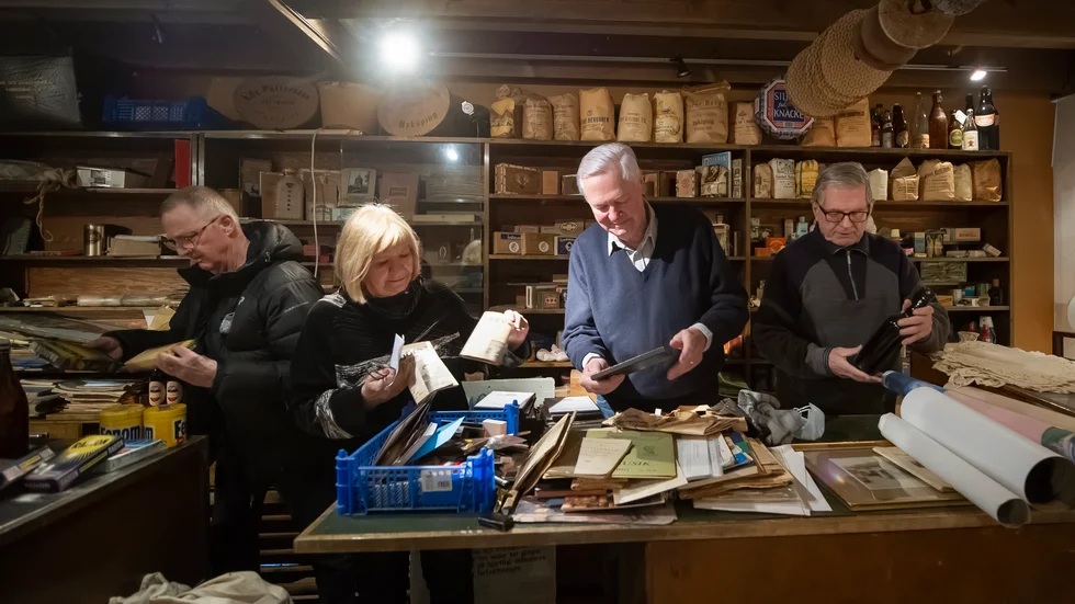 Packning och flyttning av handelsboden pågår. Ulf Henryson, Eva Andersson, Bengt Sjögren och Lars Andersson från hembygdsföreningen arbetar för fullt. 