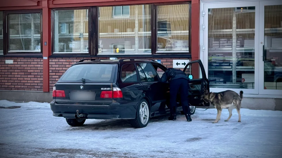 Polisen genomsökte en bil i centrala Piteå på torsdagskvällen. Ola Lundström kan inte svara på om det hör ihop med vapenbrottet.